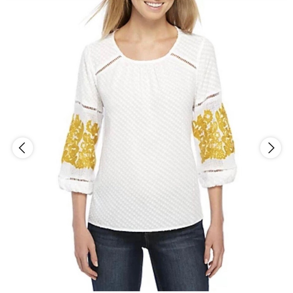 ✨ Crown & Ivy Blouse – Chic Gold Detail & Classic Style!